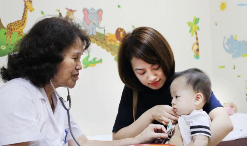 Mẹ nên kiểm tra tình trạng sức khỏe của trẻ