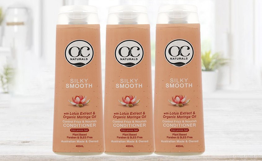 Lấy một lượng Dầu xả OC Naturals Silky Smooth dưỡng tóc mềm mượt 400 ml vừa đủ và xoa đều lên tóc