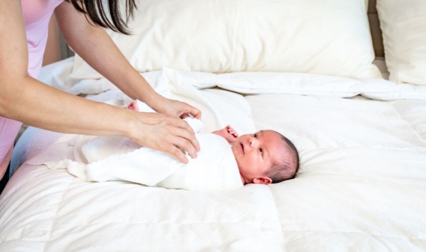 Quấn chăn quá chặt là một trong những nguyên nhân suy hô hấp ở trẻ sơ sinh