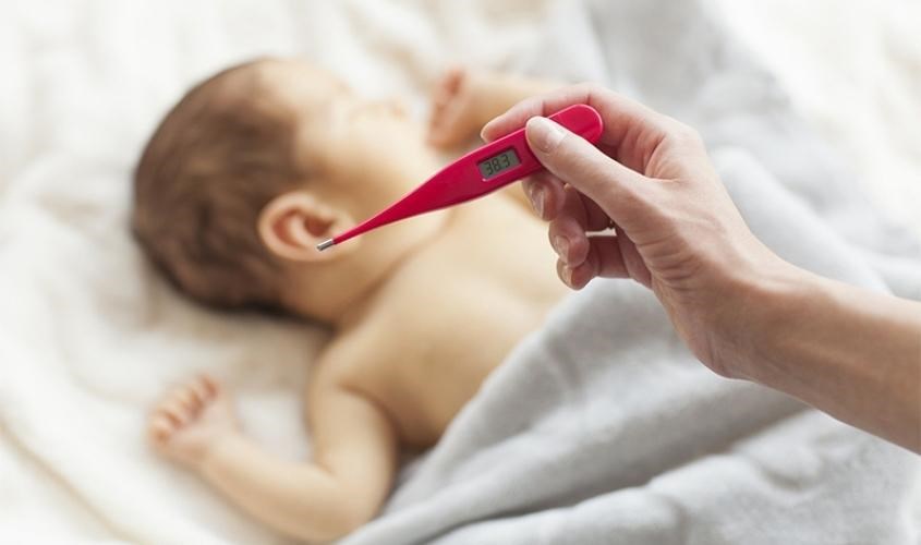 Khi trẻ bị sốt cao trên 38 độ C mẹ không nên đóng bỉm cho bé