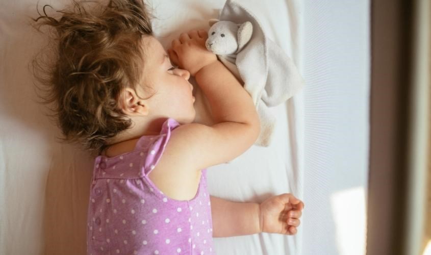 Bố mẹ nên mặc quần áo thoáng mát cho con khi bị sốt