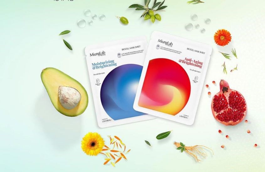 Măt nạ chứa vitamin C và collagen giúp cấp ẩm cho da khô, có lớp vải mềm và nilon trắng giúp khi đắp mặt nạ ôm sát mặt