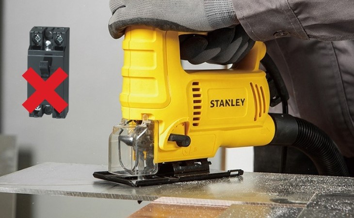 Không được ngắt điện trực tiếp từ cầu dao điện vào máy cưa lọng Stanley SJ60-B1 600W, vì điều này rất dễ gây chập điện