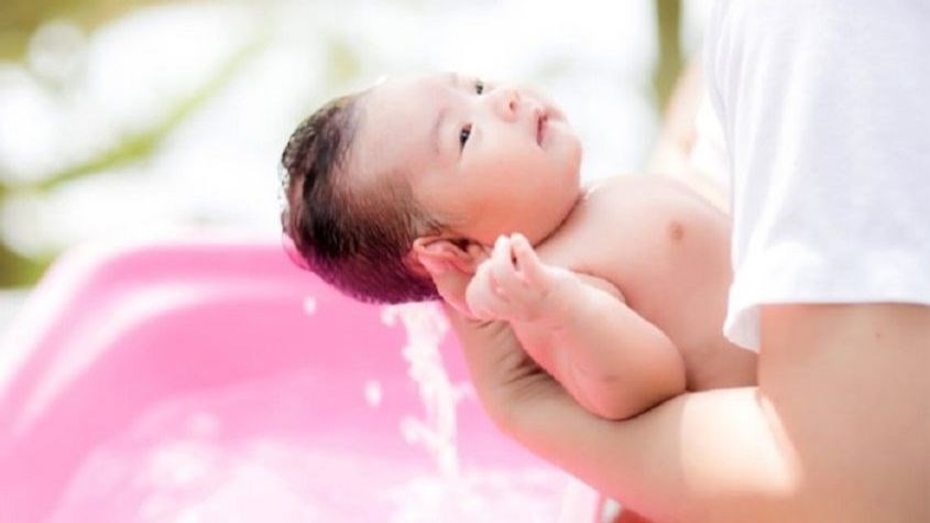 Các bước tắm gội cho bé
