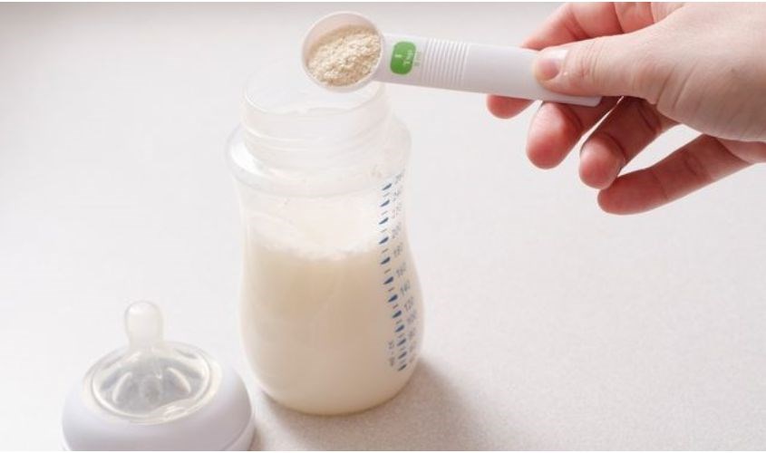 Cho bột vào bình sữa