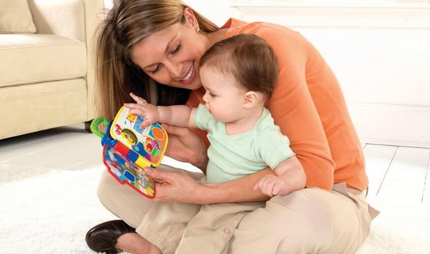 Đánh lạc hướng bé bằng các món đồ chơi sẽ giúp bé dần quên đi ti giả