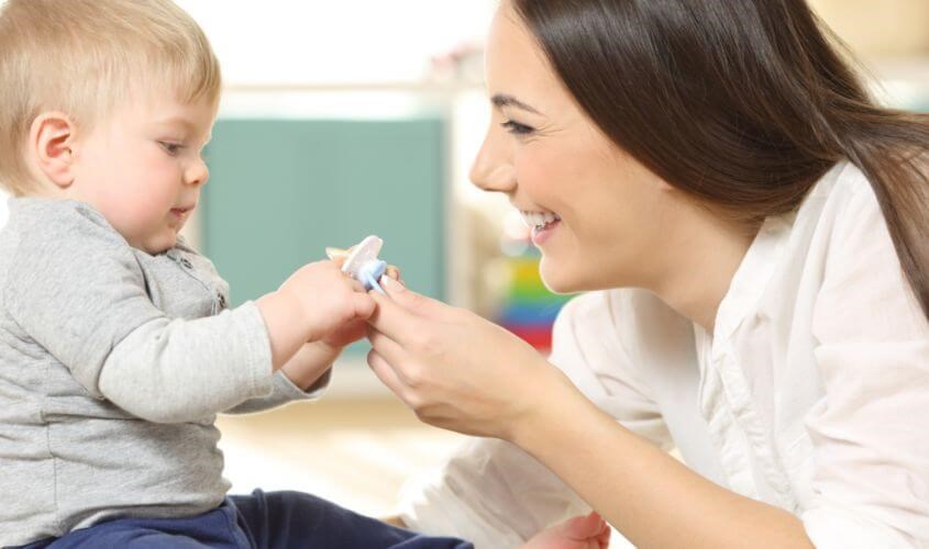 Dành thời gian để tâm sự với bé giúp bé học cách cai ti giả