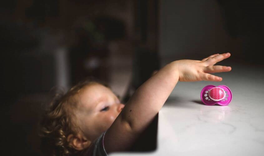 Không nên cất núm giả ở nơi bé dễ tìm thấy