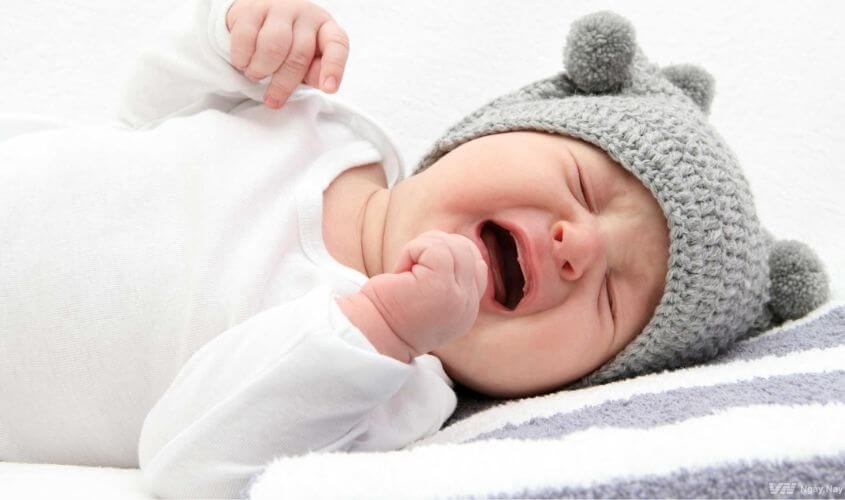 Mẹ không nên mềm lòng khi thấy bé khóc trong giai đoạn cai ti giả