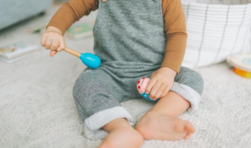 Các món đồ chơi thú vị sẽ giúp bé quên đi ti giả