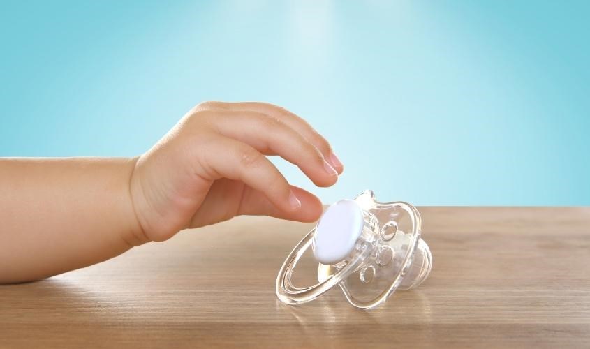 Làm hỏng ti giả sẽ khiến bé thấy chán và không hứng thú với nó nữa