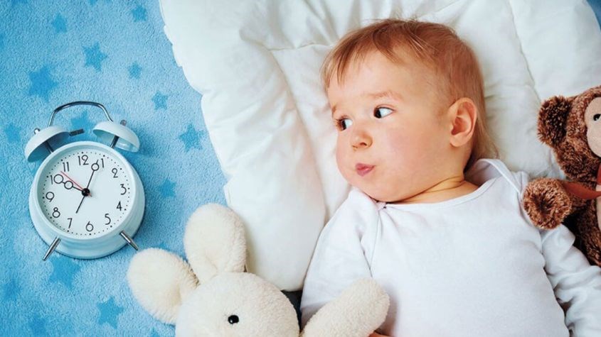 Bé ngủ không đúng giờ dễ dẫn đến việc ngủ không ngon, quấy khóc