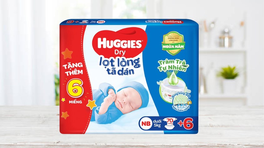 Thường xuyên thay tã dán Huggies Dry size NB 76 miếng (Dưới 5 kg) cho bé 