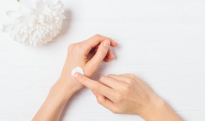 Nên thử trước lên 1 vùng da nhỏ để tránh kích ứng