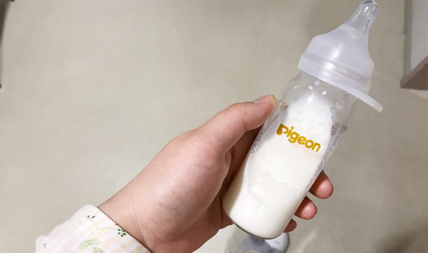 Geben Sie Ihrem Baby keine Milch, die länger als 2 Stunden nach dem Mischen stehen gelassen wurde