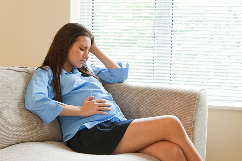 Tim đập nhanh khi mang thai kèm theo đau đầu, tức ngực được xem là bất thường