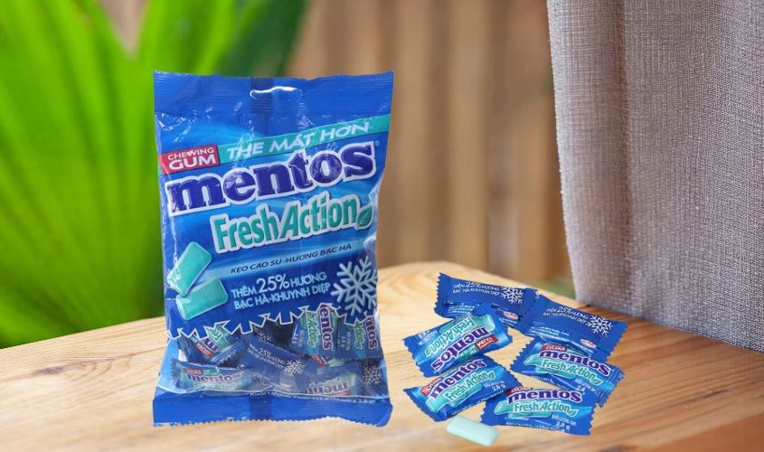 Kẹo singum Mentos Fresh Action hương bạc hà và khuynh diệp gói 112g
