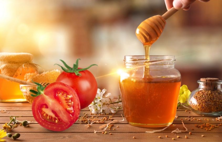 Cà chua và mật ong trị mụn