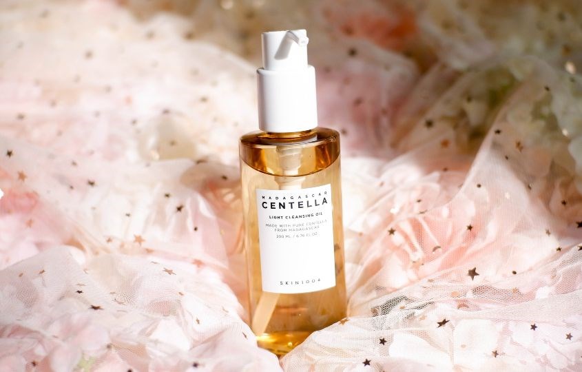 Dầu tẩy trang chiết xuất Rau Má Skin1004 Madagascar Centella Light Cleansing Oil 200 ml
