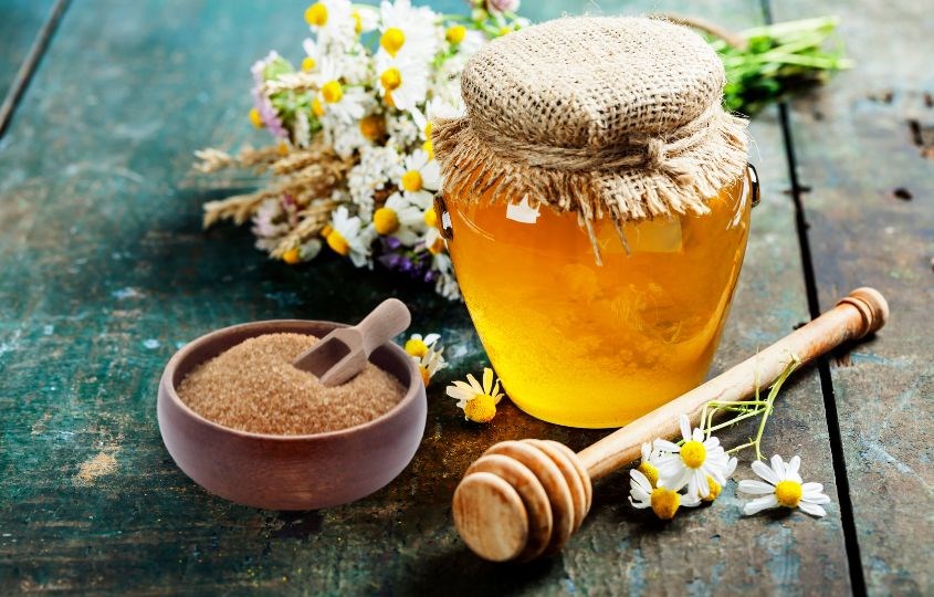 Mật ong và đường nâu trị mụn hiệu quả