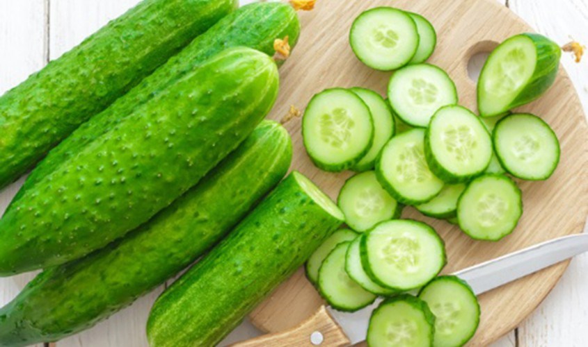 Trị thâm mắt với mật ong và dưa leo