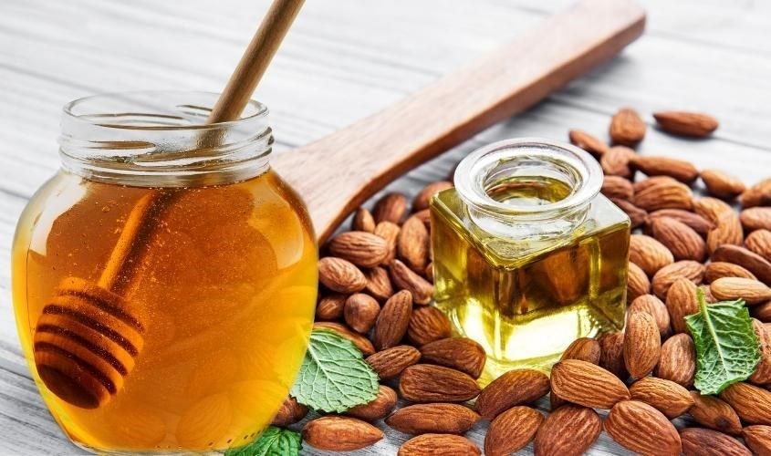 Mật ong và tinh dầu hạnh nhân trị thâm mắt