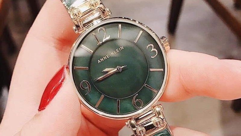 Các mẫu đồng hồ Anne Klein có dáng vẻ nữ tính, hiện đại