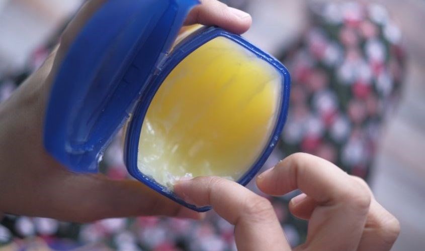 Vaseline giúp dưỡng ẩm và tẩy tế bào chết môi rất hữu hiệu 