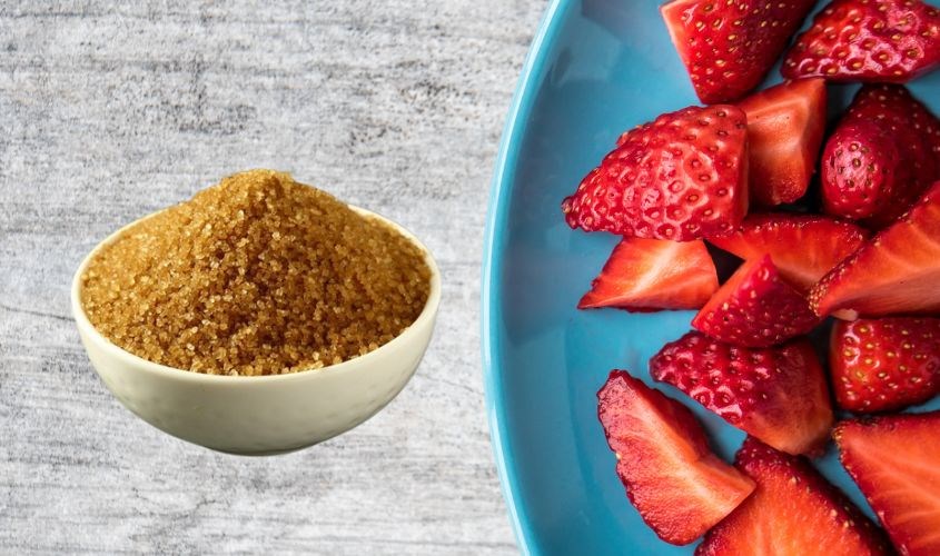 Dâu tây và đường nâu là hỗn hợp tẩy da chết môi dịu nhẹ, lành tính