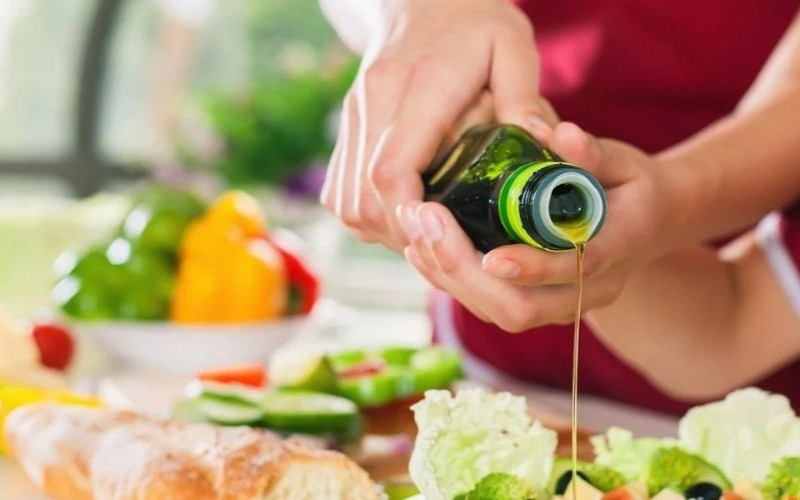 Sử dụng dầu mè để nêm nếm thức ăn