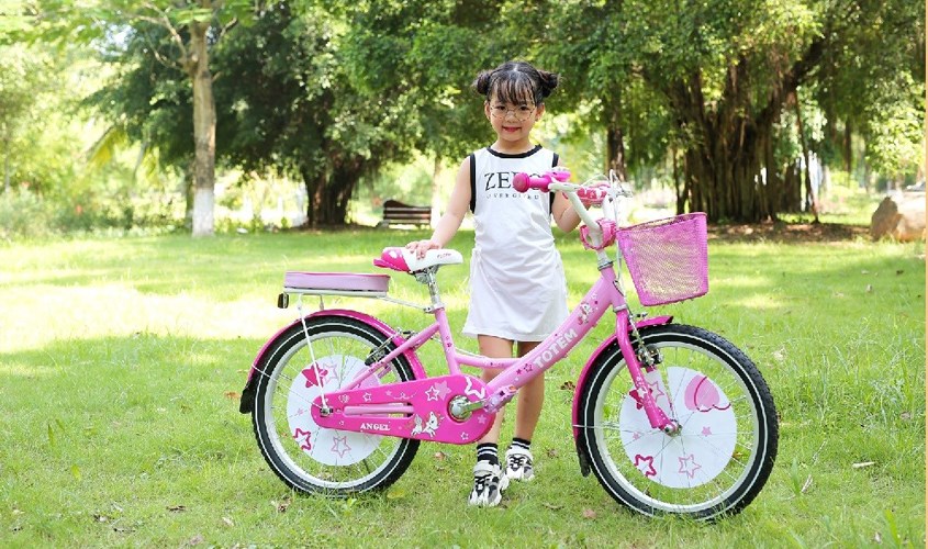 Xe đạp 2 bánh là quà sinh nhật phù hợp cho bé gái 5 tuổi