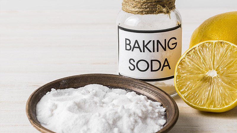 Baking soda với nước, chanh cũng là hỗn hợp tẩy trắng ốp lưng hiệu quả