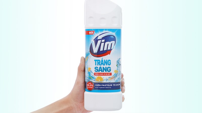 Thoa dung dịch Vim lên ốp lưng để loại bỏ vết ố nhanh chóng