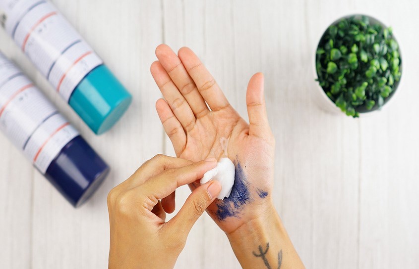 Tẩy vết sơn dính trên da