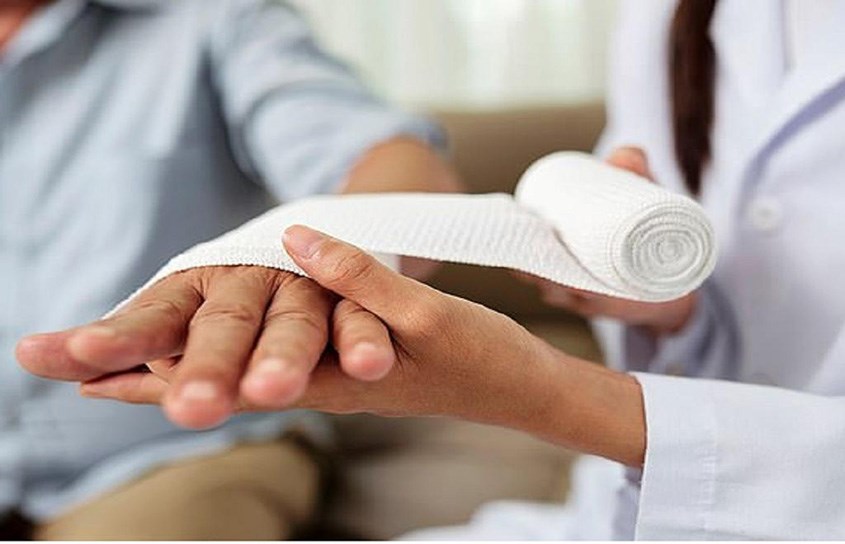 Dùng Johnson Baby thấm lên bông chờ vài phút rồi nhẹ nhàng gỡ băng