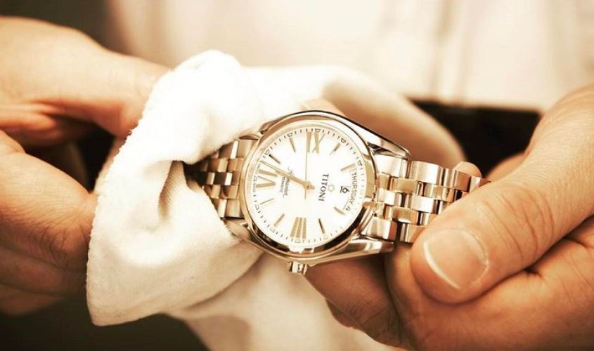 Lau bề mặt đồng hồ bằng khăn sạch
