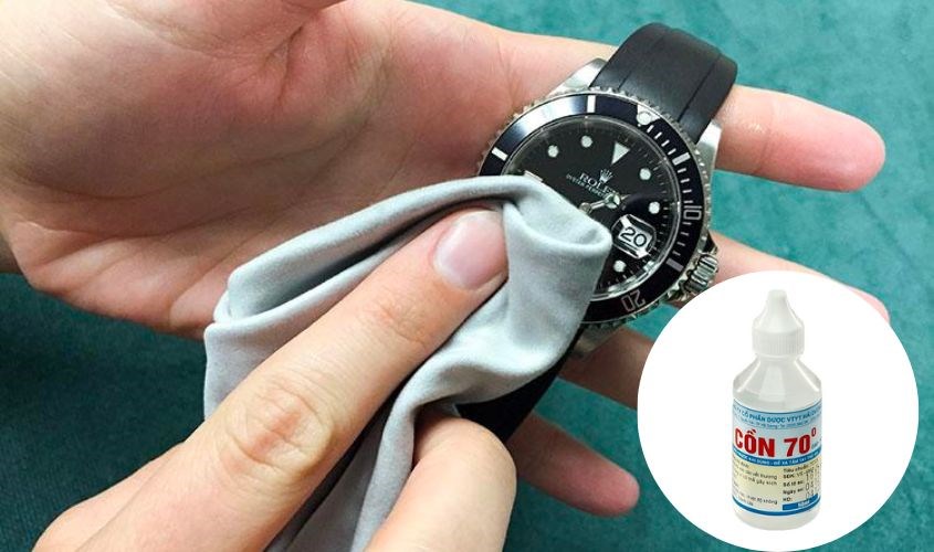 Dùng cồn pha loãng vệ sinh đồng hồ