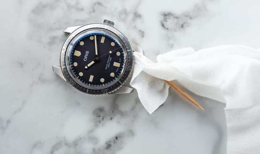 Thay mới mặt kính đồng hồ khi bị xước quá nặng