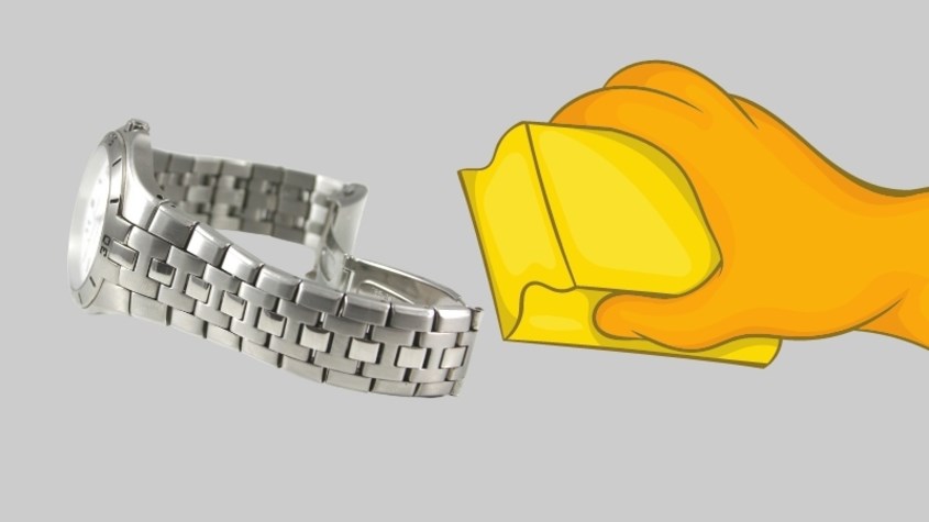 Lau lại bề mặt đồng hồ để hoàn tất quá trình đánh bóng