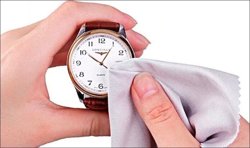 Dùng vải mịn lau lại bề mặt đồng hồ