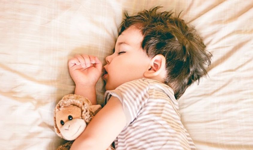 Tắm trước khi ngủ giúp bé ngủ ngon hơn