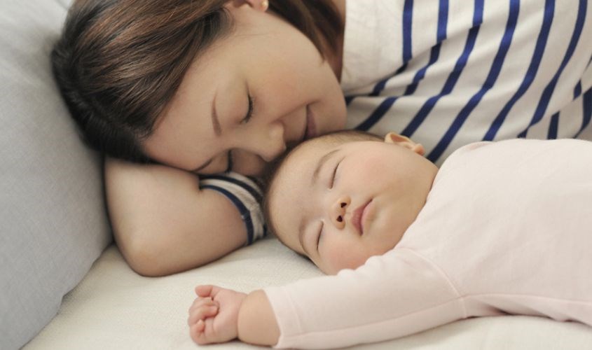 Ngủ cùng bé trong những đêm đầu