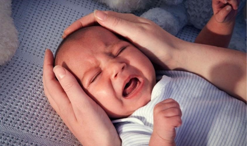 Bé quấy khóc, khó chịu có thể đang khát sữa