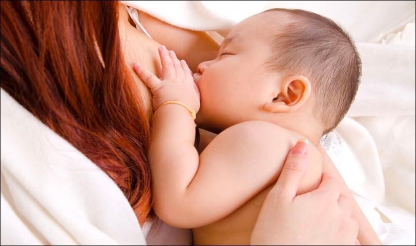 Mẹ nên duy trì lượng sữa (60ml) mỗi ngày để bảo đảm trẻ luôn no