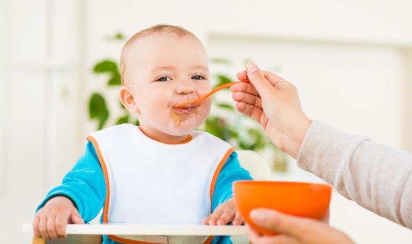 Bố mẹ hãy tập cho con ăn dặm từ từ, không nên ép buộc con ăn khi con không thích Bố mẹ hãy tập cho con ăn dặm từ từ, không nên ép buộc con ăn khi con không thích