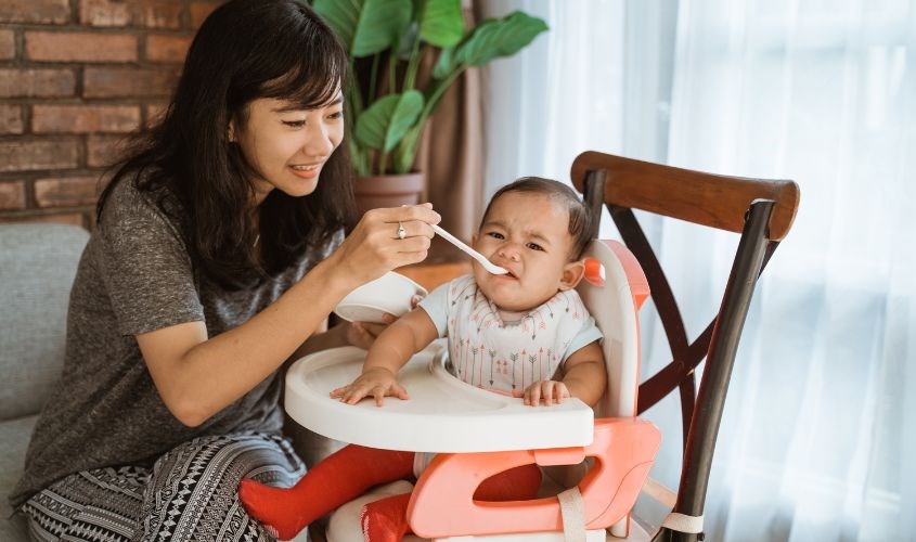 Thời gian ăn dặm của bé nên được thống nhất theo một khung giờ nhất định Thời gian ăn dặm của bé nên được thống nhất theo một khung giờ nhất định