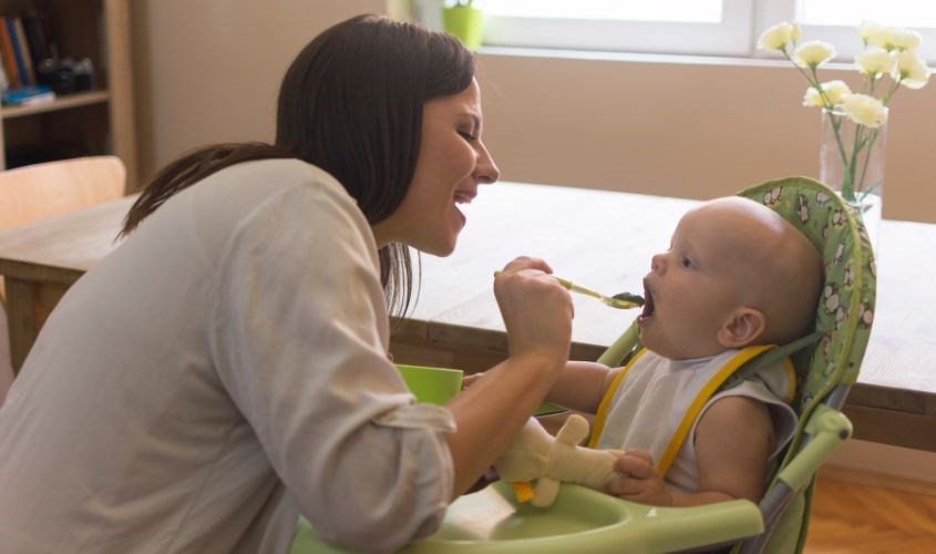 Mẹ cần lưu ý một số nguyên tắc khi cho bé ăn dặm để con làm quen với thực phẩm mới dễ hơn Mẹ cần lưu ý một số nguyên tắc để con làm quen với thực phẩm mới khi ăn dặm