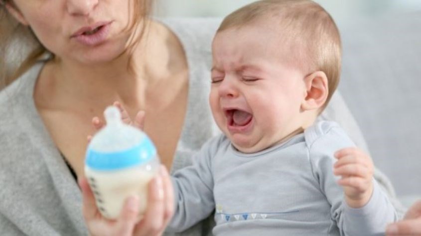 Dùng phải bình sữa giả sẽ khiến bé không chịu ti sữa