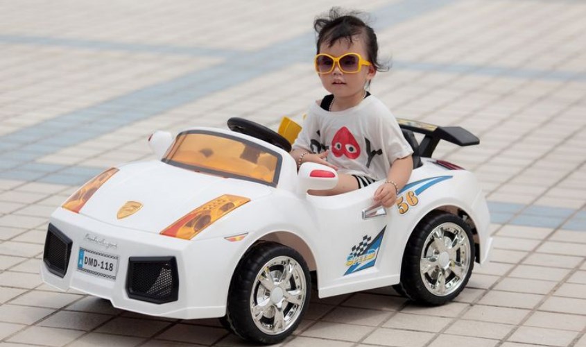 Xe ô tô điện cho bé