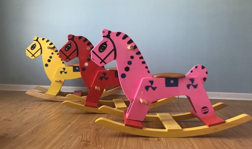 Ngựa bập bênh bằng gỗ